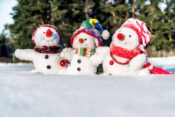 Familia feliz muñeco de nieve — Foto de Stock