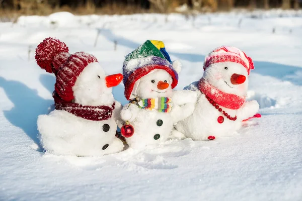 Familia feliz muñeco de nieve — Foto de Stock