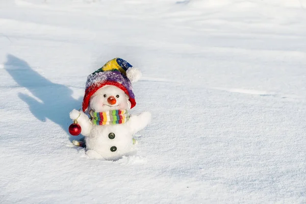 Счастливого снеговика в шляпе — стоковое фото