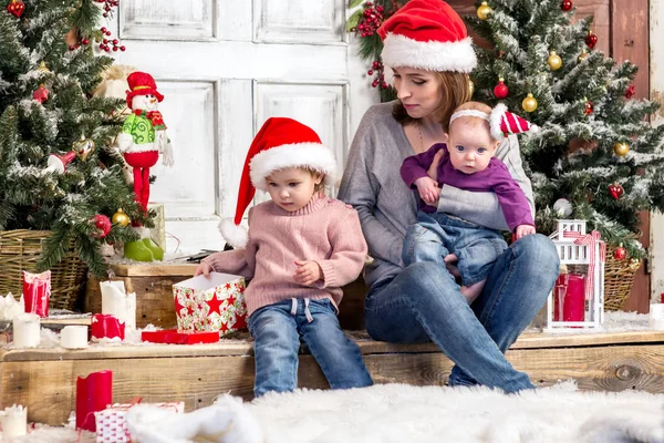Lycklig familj i Santa hatt — Stockfoto
