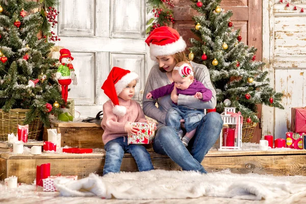 Lycklig familj i Santa hatt — Stockfoto