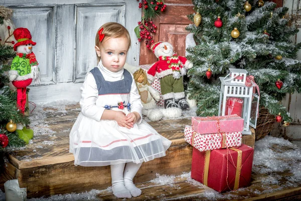 Liten flicka med julklappar — Stockfoto