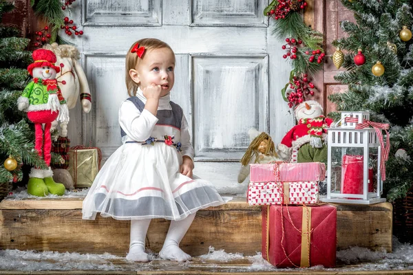 Glad tjej med julklappar — Stockfoto