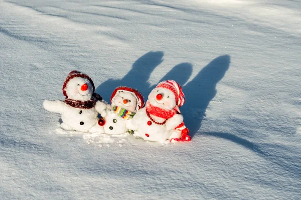 Familia feliz muñeco de nieve —  Fotos de Stock