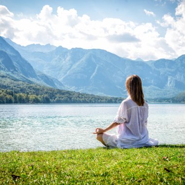 Gölde meditasyon kadın