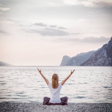 Gölde meditasyon kadın