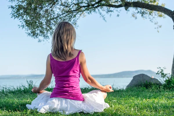 Mulher meditando no lago — Fotografia de Stock