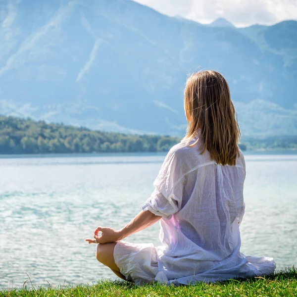 Nő meditál a tónál — Stock Fotó