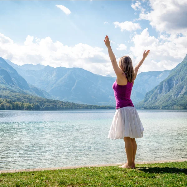 Femme méditant au lac — Photo