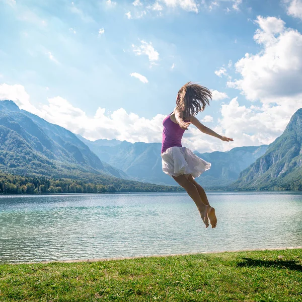 Flickan hoppar på sjön — Stockfoto
