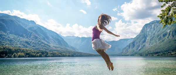 Dívka, která skočila na jezeře — Stock fotografie