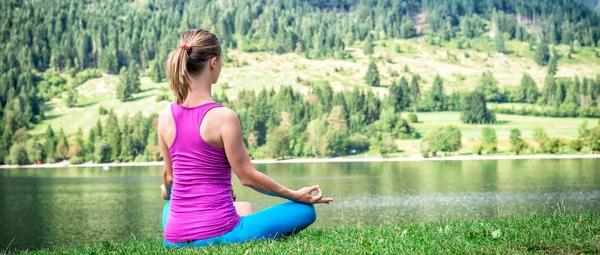 Mulher meditando no lago — Fotografia de Stock