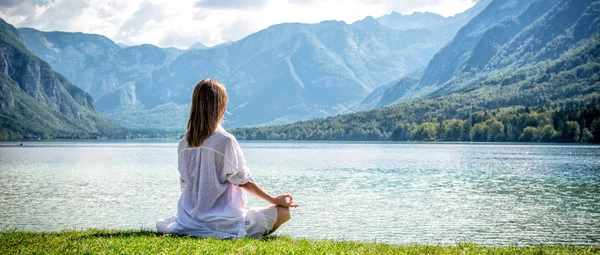 Gölde meditasyon kadın