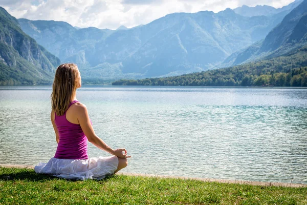 Woman meditating at the lake — Stock Photo, Image