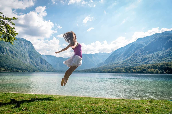 Дівчина стрибає на озері — стокове фото