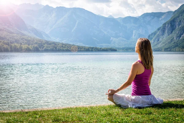 湖で瞑想の女性 — ストック写真