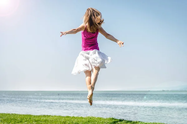 Menina pulando no lago — Fotografia de Stock