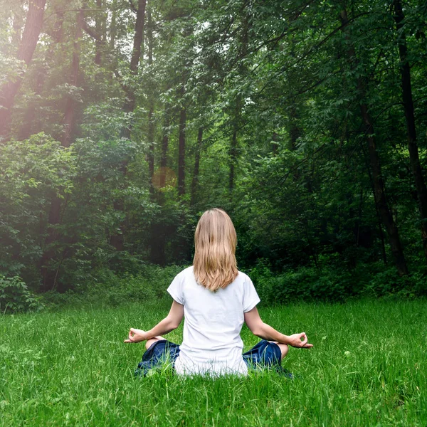 Frau macht Yoga im Park — Stockfoto