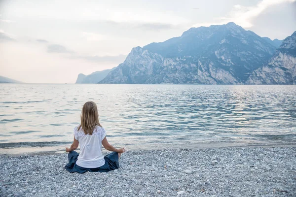 Nő meditál a tónál — Stock Fotó
