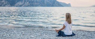 Gölde meditasyon kadın