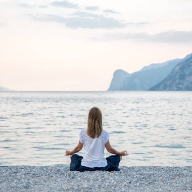 Gölde meditasyon kadın