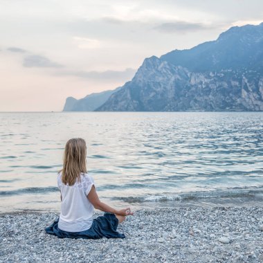 Gölde meditasyon kadın