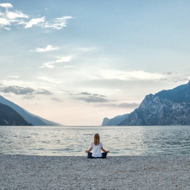 Gölde meditasyon kadın