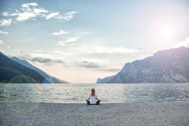 Gölde meditasyon kadın