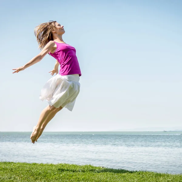 Menina pulando no lago — Fotografia de Stock