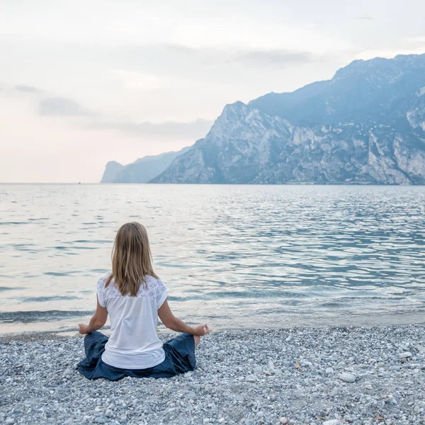 Donna che medita al lago — Foto Stock