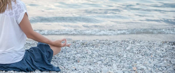 Kvinna som mediterar på sjön — Stockfoto