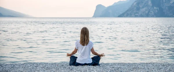 Mulher meditando no lago — Fotografia de Stock