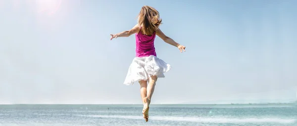 Menina pulando no lago — Fotografia de Stock