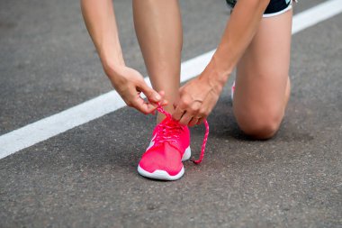 yol closeup ayakkabı üzerinde çalışan ayak