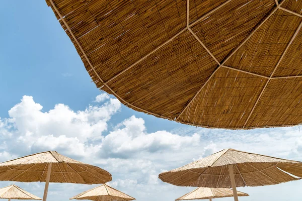 Parapluie de plage le jour ensoleillé — Photo