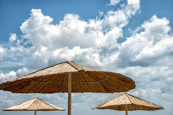 沙滩伞上阳光灿烂的日子 — 图库照片