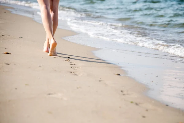 Beach travel - woman walking — Stock Photo, Image