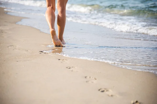 Beach-resa - kvinna gå — Stockfoto