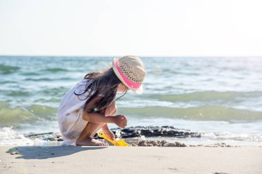 Kumsalda küçük mutlu bir kız