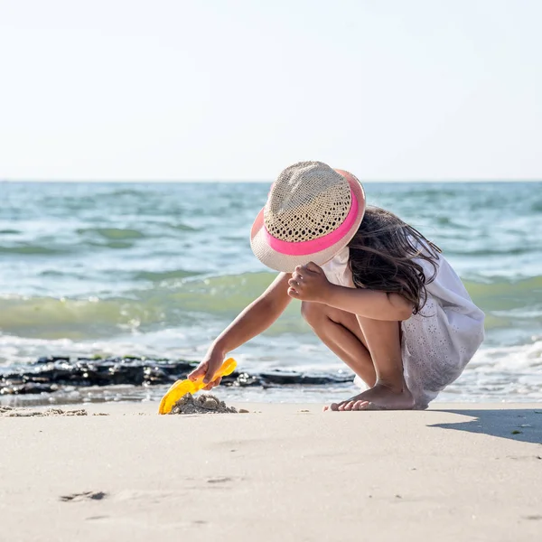 Gelukkig klein meisje op het strand — Stockfoto