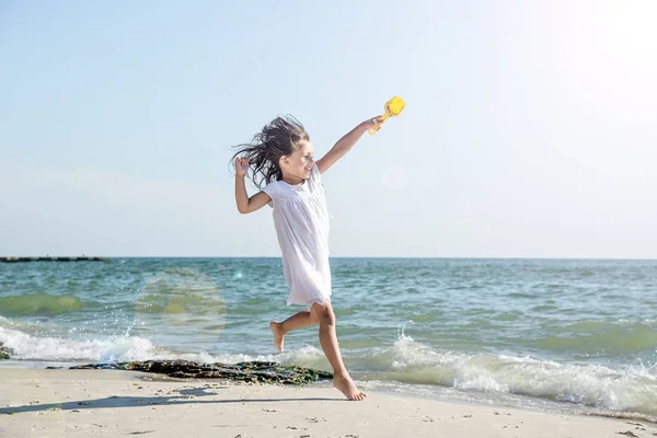 Niña feliz en la playa —  Fotos de Stock