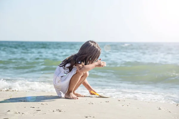 Gelukkig klein meisje op het strand — Stockfoto