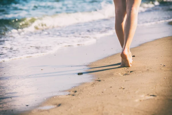 Beach reizen - vrouw lopen — Stockfoto
