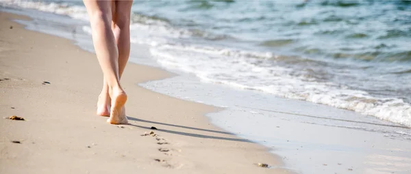 해변 여행-산책 하는 여자 — 스톡 사진