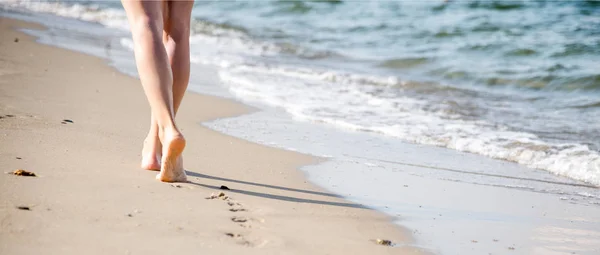 Beach travel - woman walking — Stock Photo, Image