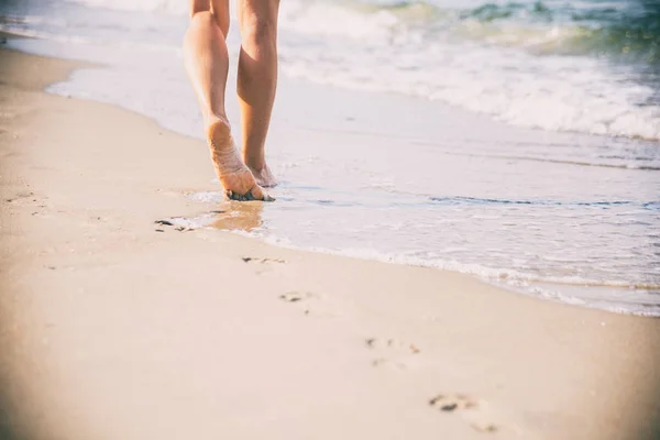 Viagem de praia - mulher caminhando — Fotografia de Stock