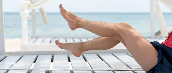 Femmes belles jambes sur la plage — Photo