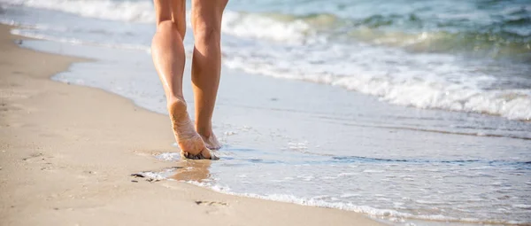 Viaggio in spiaggia - donna che cammina — Foto Stock