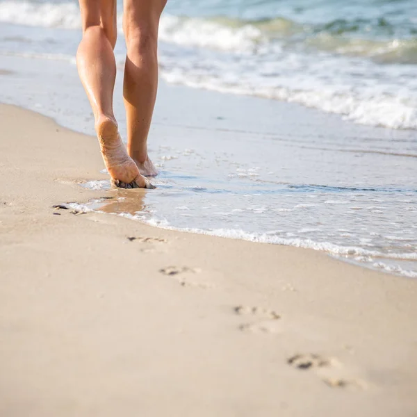 海滩旅行-走路的女人 — 图库照片