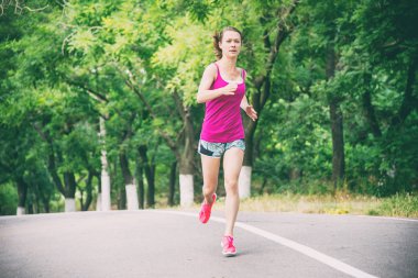 çalışan genç bir kadın